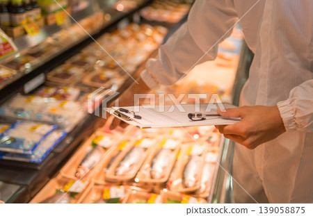 在超市檢查食品的人員 在超市檢查食品的人員 139058875