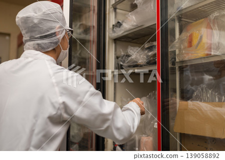 食品管理人員打開冰箱 139058892