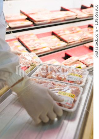 店員正在整理肉品 139058910