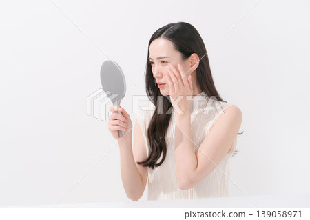 一個女人看著鏡子困擾著 139058971