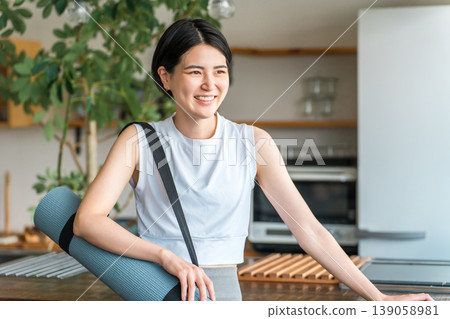 在家拿著瑜珈墊的女人(運動、瑜珈、皮拉提斯) 在家拿著瑜珈墊的女人(運動、瑜珈、皮拉提斯) 139058981