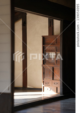 Old, retro Japanese-style wooden buildings and antique chests of drawers Old, retro Japanese-style wooden buildings and antique chests of drawers 139058995