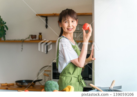 做飯,自己做飯,中年婦女從冰箱拿出食材 做飯,自己做飯,中年婦女從冰箱拿出食材 139059106