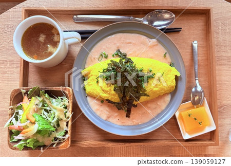 Delicious omelet rice 139059127