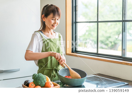Middle-aged Asian woman cooking in the kitchen (cooking, home cooking) 139059149