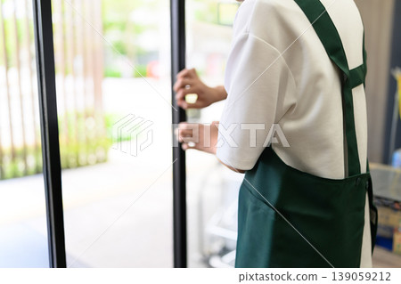 店員打開了店門。 139059212