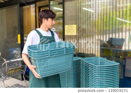 店員提著購物籃。 139059231