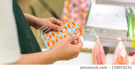 手中拿著折扣貼紙 139059232