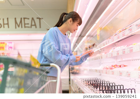 A woman choosing meat at the supermarket 139059241