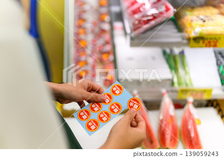 貼半價標籤的手 貼半價標籤的手 139059243