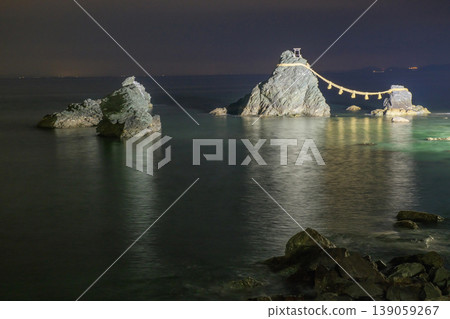 夜幕下的二見浦:燈光璀璨的夫妻岩 - 三重縣 夜幕下的二見浦:燈光璀璨的夫妻岩 - 三重縣 139059267