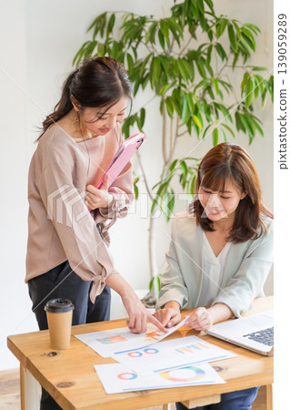 兩個年輕婦女有辦公室的形象 兩個年輕婦女有辦公室的形象 139059289