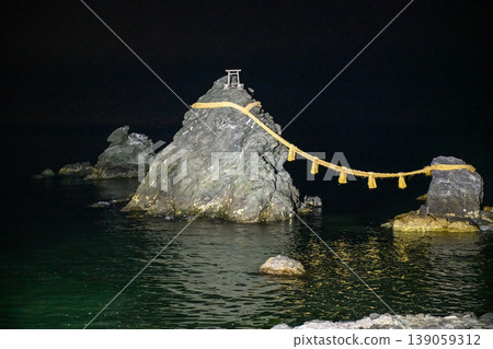夜幕下的二見浦:燈光璀璨的夫妻岩 - 三重縣 夜幕下的二見浦:燈光璀璨的夫妻岩 - 三重縣 139059312