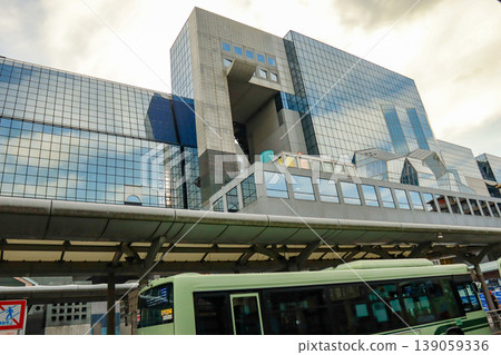 Kyoto Station building and bus cityscape (photo) Kyoto Station building and bus cityscape (photo) 139059336
