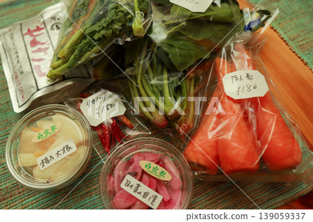 蔬菜和醃菜直銷現場（當地農產品照片） 139059337