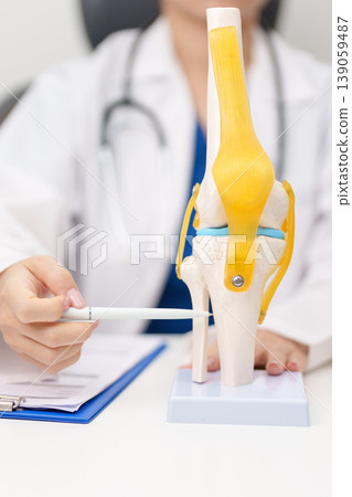 Doctor with Human Knee joint anatomy model. Osteoarthritis, Patellofemoral Pain Syndrome, Patellar Tendinitis, ACL, Anterior Cruciate Ligament, PCL, Posterior, MCL, Medial Collateral, LCL and Lateral Doctor with Human Knee joint anatomy model. Osteoarthritis, Patellofemoral Pain Syndrome, Patellar Tendinitis, ACL, Anterior Cruciate Ligament, PCL, Posterior, MCL, Medial Collateral, LCL and Lateral 139059487