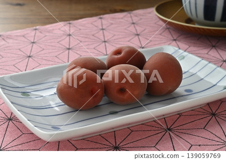 Crispy plum 139059769