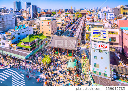 日本東京的城市景觀：白鷺舞者隊伍仍在繼續…人力車穿梭往來…淺草寺擠滿了外國遊客。節慶氣氛濃厚 = 四月 139059785