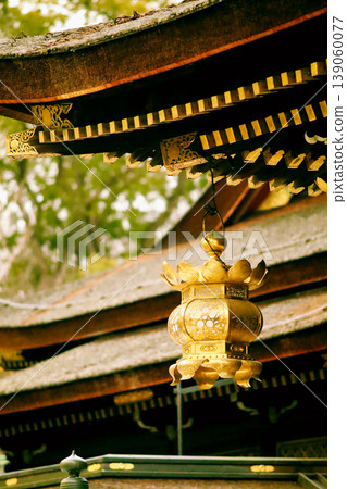 Shrine hanging lanterns and the roof of the shrine building (detailed shrine photo) 139060077