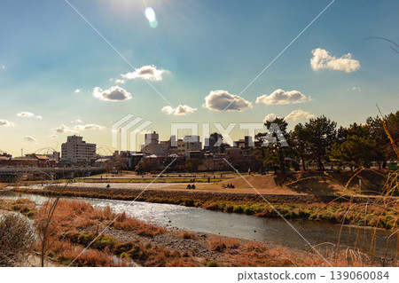 鴨川三角洲的河岸和藍天,京都的景色。 鴨川三角洲的河岸和藍天,京都的景色。 139060084