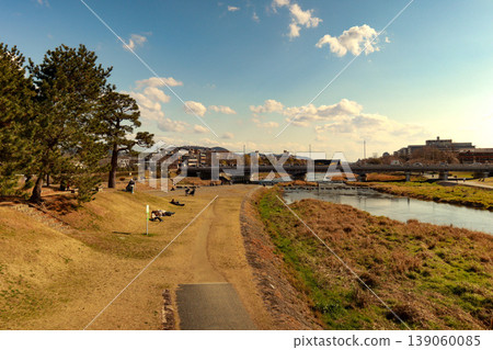 The riverbank and bridges of the Kamo River Delta, a winter scene in Kyoto (riverside) The riverbank and bridges of the Kamo River Delta, a winter scene in Kyoto (riverside) 139060085