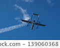 無人機在空中飛行 139060368