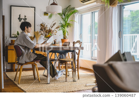 年輕人在房間裡看平板電腦 139060487