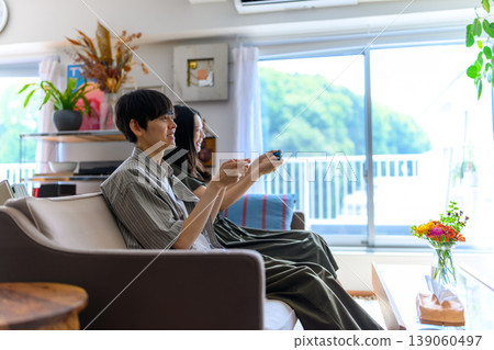 一對年輕夫妻正在玩遊戲 一對年輕夫妻正在玩遊戲 139060497