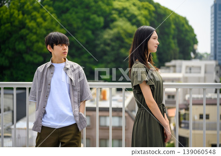 站在屋頂上的一男一女的側臉 139060548