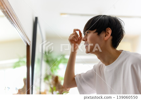 一個人照鏡子並照顧自己 139060550