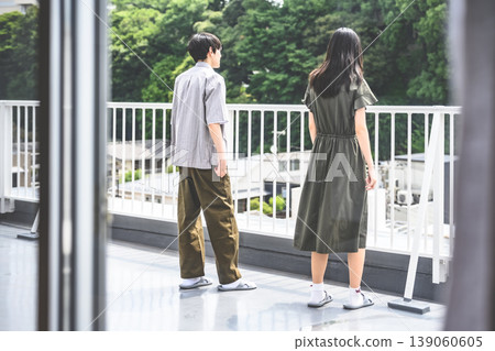 一男一女並排站在屋頂露台上，背影清晰可見。 139060605
