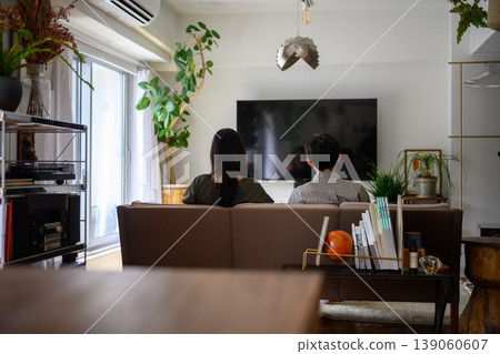 A young couple watching TV on the sofa 139060607