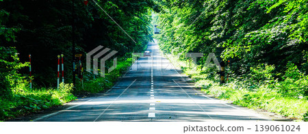 北海道52號公路,一條筆直的道路,通往北海道手子利町的摩週湖,夏季景色宜人。 北海道52號公路,一條筆直的道路,通往北海道手子利町的摩週湖,夏季景色宜人。 139061024