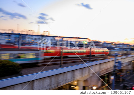 從共同車站看到的列車駛過的景象 從共同車站看到的列車駛過的景象 139061107