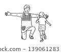 一位幼兒園女老師張開雙臂歡迎孩子們。 139061283