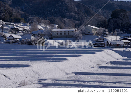 連結稻田遺產：樋和三河內稻田周圍的雪景 139061301