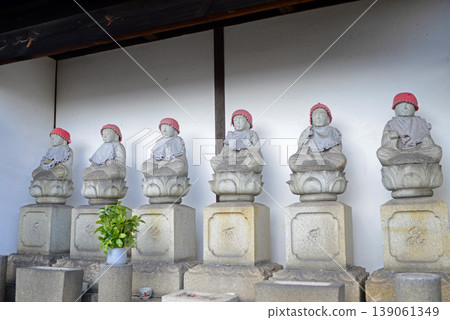 尾道西國寺內有六尊地藏菩薩像。 139061349