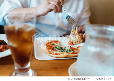 一份美味的半份披薩午餐和一隻男人的手 一份美味的半份披薩午餐和一隻男人的手 139061876