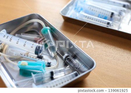 Used syringes and IV tubes placed on a tray - Image of medical waste 139061925