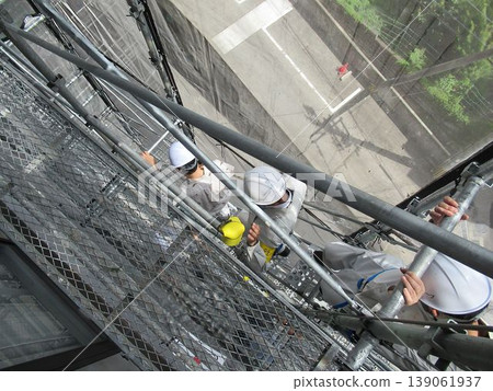 Large-scale condominium repair scaffolding work, large-scale repair scaffolding work from the perspective of residents, safety first, dangerous in strong winds 139061937