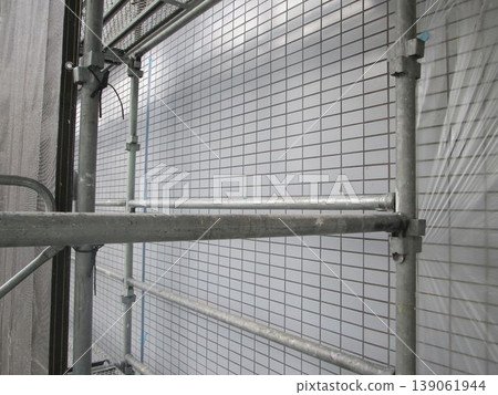Large-scale condominium repair scaffolding work, large-scale repair scaffolding work from the perspective of residents, safety first, dangerous in strong winds Large-scale condominium repair scaffolding work, large-scale repair scaffolding work from the perspective of residents, safety first, dangerous in strong winds 139061944