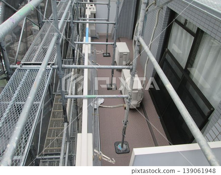 Large-scale condominium repair scaffolding work, large-scale repair scaffolding work from the perspective of residents, safety first, dangerous in strong winds Large-scale condominium repair scaffolding work, large-scale repair scaffolding work from the perspective of residents, safety first, dangerous in strong winds 139061948