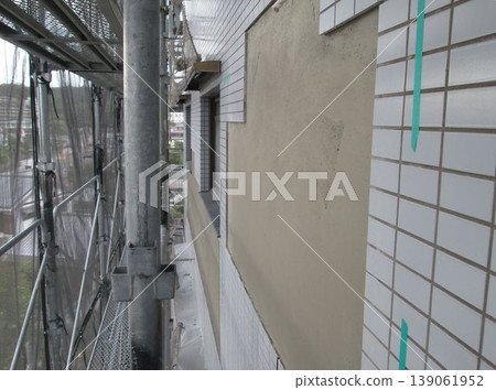 Large-scale condominium repair scaffolding work, large-scale repair scaffolding work from the perspective of residents, safety first, dangerous in strong winds Large-scale condominium repair scaffolding work, large-scale repair scaffolding work from the perspective of residents, safety first, dangerous in strong winds 139061952