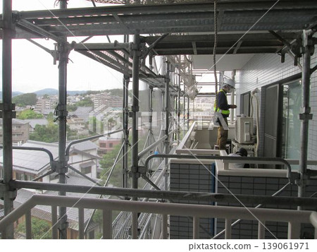 大型公寓維修腳手架工作,從居民角度的大型維修腳手架工作,安全第一,大風危險 大型公寓維修腳手架工作,從居民角度的大型維修腳手架工作,安全第一,大風危險 139061971