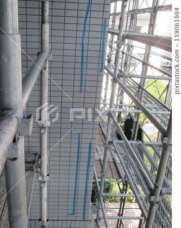 大型公寓維修腳手架工作，從居民角度的大型維修腳手架工作，安全第一，大風危險 139061984