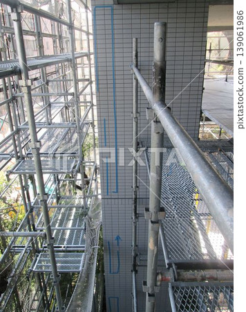 大型公寓維修腳手架工作，從居民角度的大型維修腳手架工作，安全第一，大風危險 139061986