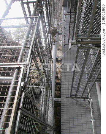 Large-scale condominium repair scaffolding work, large-scale repair scaffolding work from the perspective of residents, safety first, dangerous in strong winds Large-scale condominium repair scaffolding work, large-scale repair scaffolding work from the perspective of residents, safety first, dangerous in strong winds 139061999