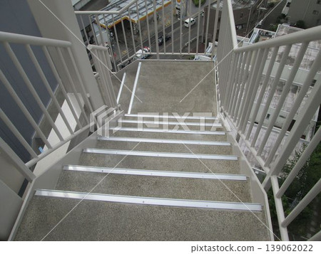 Large-scale condominium repair scaffolding work, large-scale repair scaffolding work from the perspective of residents, safety first, dangerous in strong winds Large-scale condominium repair scaffolding work, large-scale repair scaffolding work from the perspective of residents, safety first, dangerous in strong winds 139062022