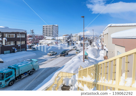 冰雪覆蓋地區的生活：漫長的寒流終於結束，雪停了，藍天重現。積雪覆蓋的道路上出現了交通擁堵。這是從人行天橋上看到的景象。 139062292