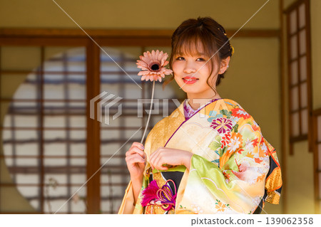 一位年輕的日本女性穿著振袖和服，在日式房間裡（成年禮、畢業典禮、婚禮）。 139062358